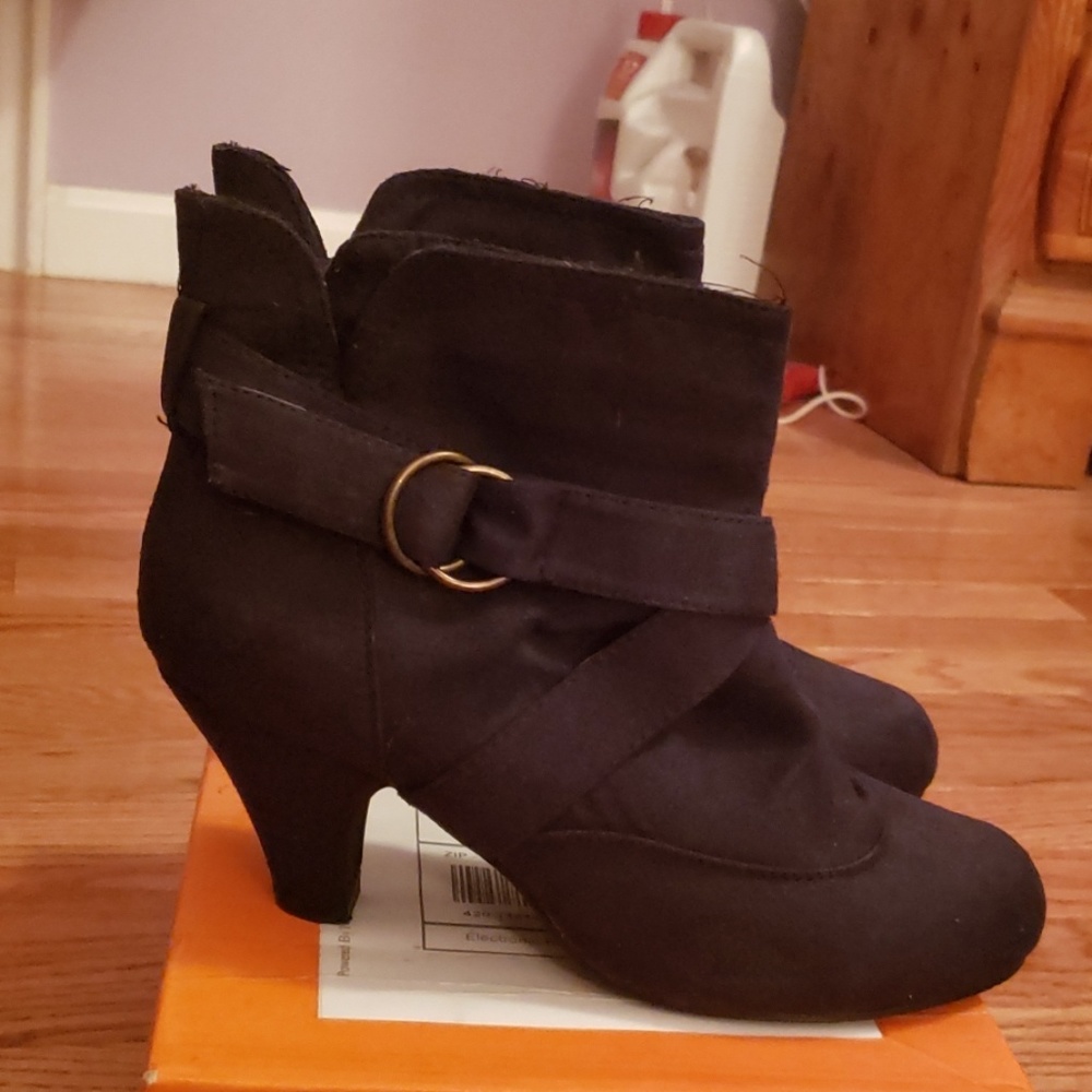 Black faux suede ankle booties size 8m